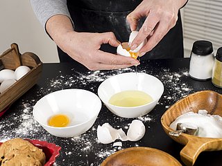 Eine Person, die Eier trennt