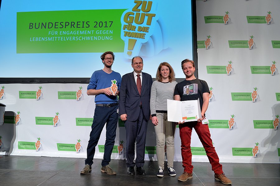 Den Bundespreis in der Kategorie Produktion überreichten Ingrid Hartges und Bundesminister Schmidt (2.v. l.) an das junge Unternehmen Knödelkult aus Konstanz.