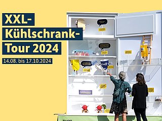 Ein offener Kühlschrank. Daneben die Worte: XXL-Kühlschrank-Tour 2024. 14.08 bis 17.10.2024
