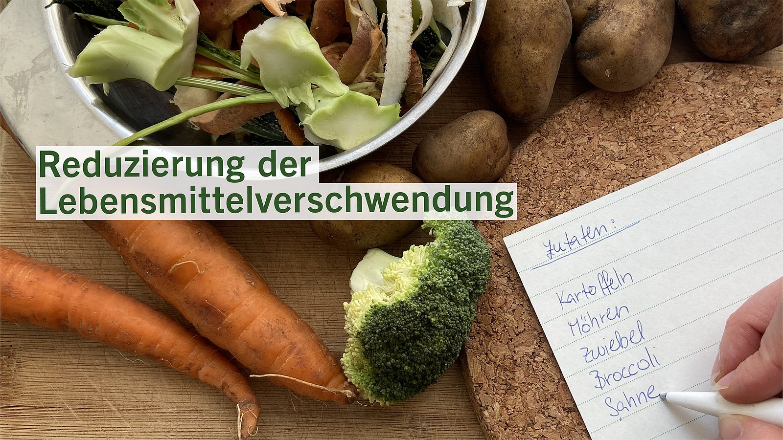 Auf einer Küchentheke liegt Gemüse, daneben eine Einkaufsliste. Auf dem Bild steht der Schriftzug: Reduzierung der Lebensmittelverschwendung.