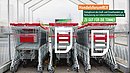 Mehrere Einkaufswägen eines Supermarkts