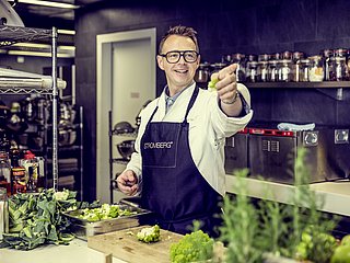 Holger Stromberg in der Küche.