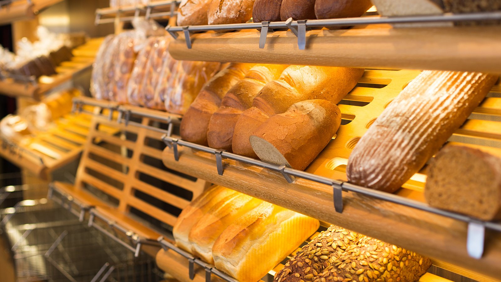 Einige Brote liegen in der Auslage beim Bäcker.