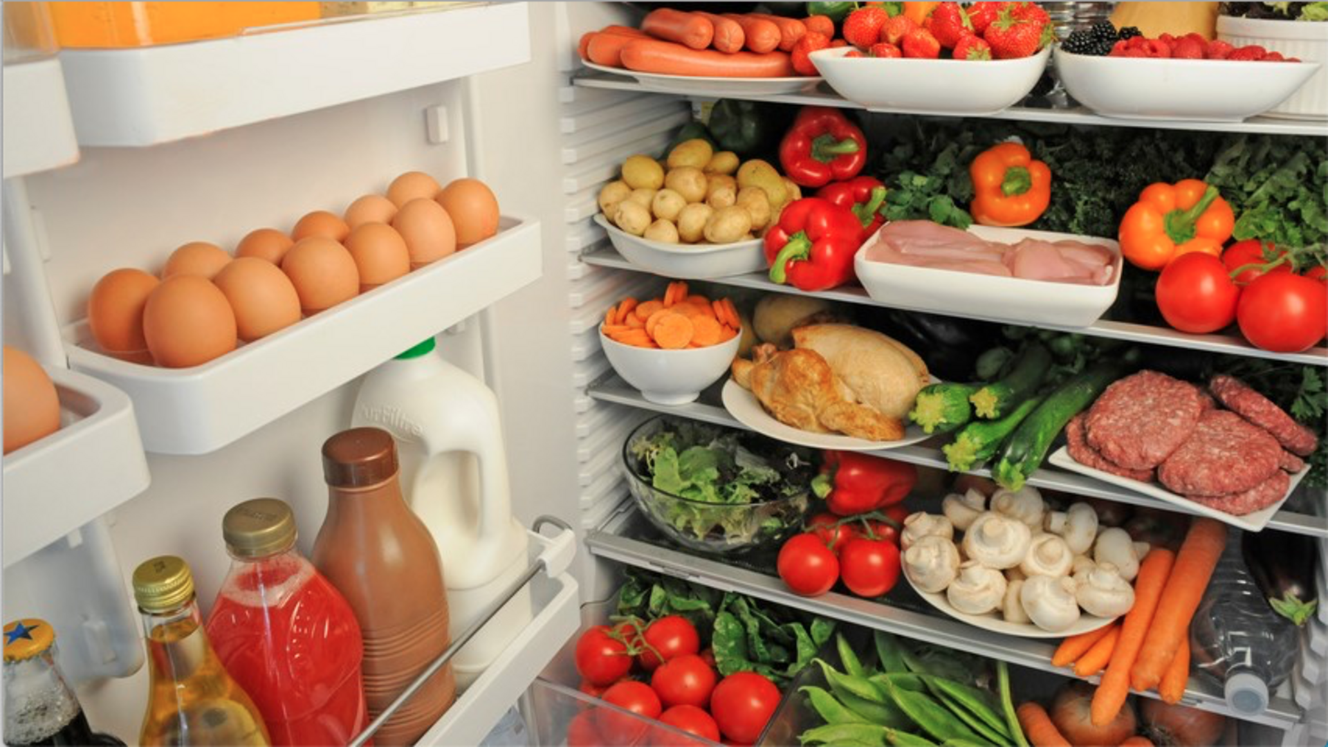 Mit verschiedenen Lebensmitteln gefüllter Kühlschrank.