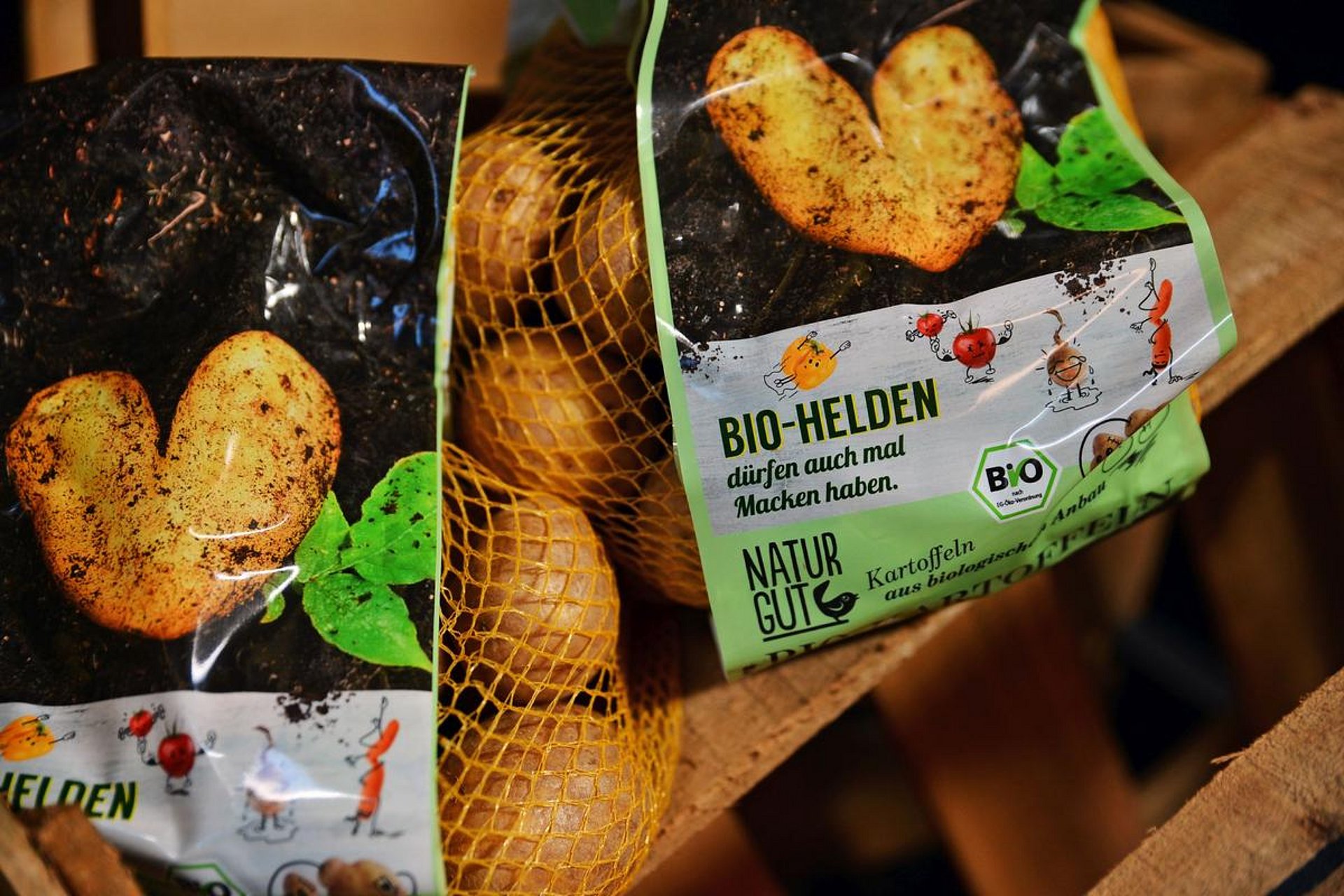 Kartoffeln in einem Netz mit dem Aufdruck Naturgut Bio-Helden