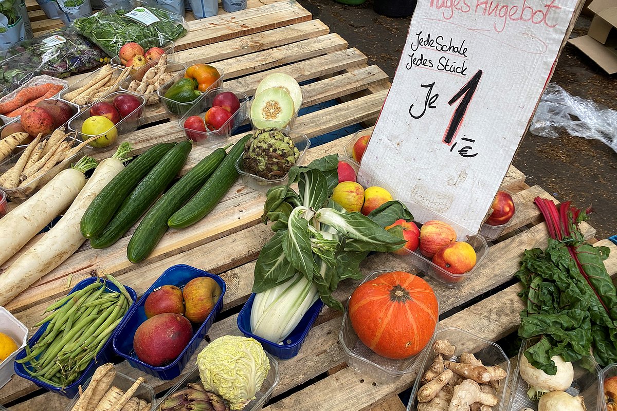Verschiedenes Gemüse bei einem kleinen Wochenmarkt