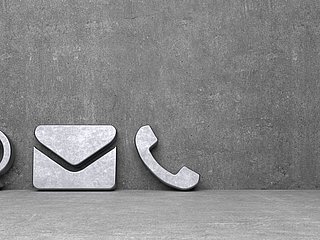 Drei Symbole: Ein at-Zeichen, ein Briefumschlag und ein Telefon