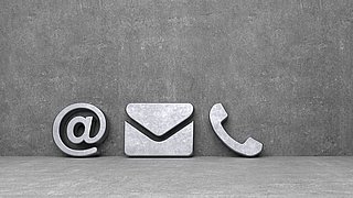 Drei verschiedene Symbole: Ein at-Zeichen, ein Briefumschlag und ein Telefon.