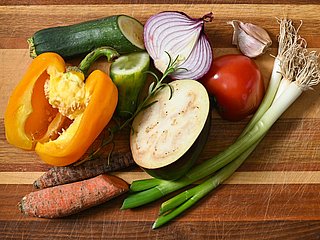 angeschnittende Gemüsereste auf einem Holzbrett