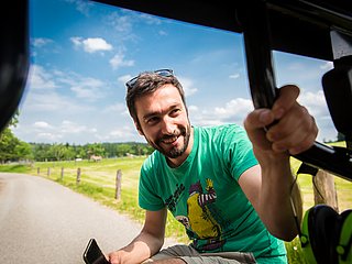 Vincent Fricke auf einem Feldweg.