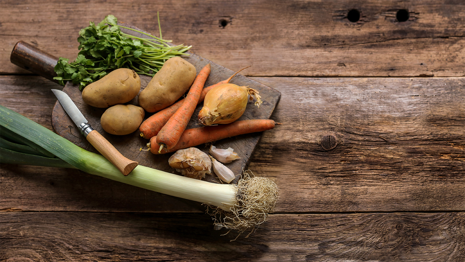 Altes Gemüse auf Schneidebrett 