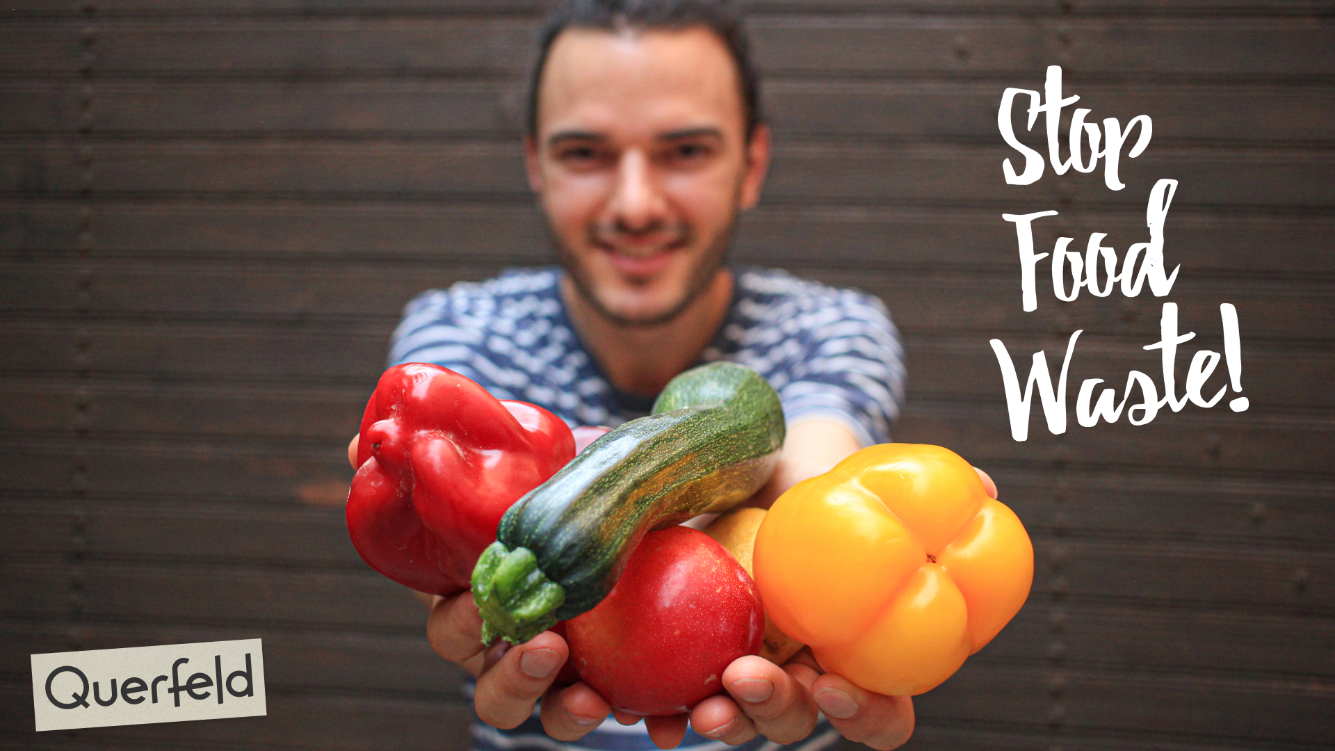 Das Foto zeigt einen Mann, der in seinen Händen verschiedenes Gemüse hält und in die Kamera streckt. Daneben steht der Spruch: Stop Food Waste 