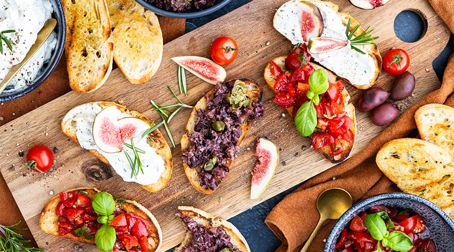 Bruschetta-Brot liegt auf einem Holzbrett