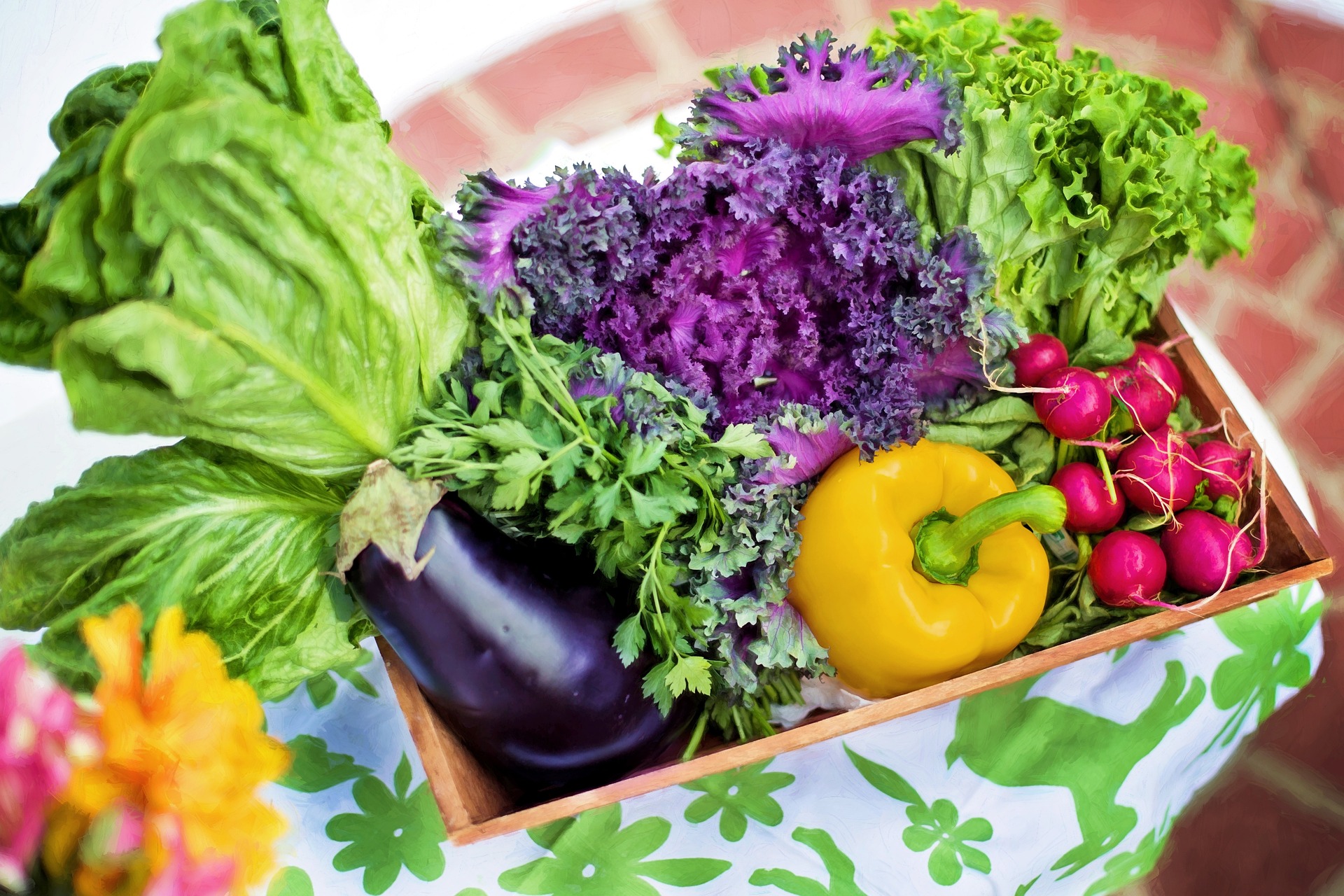 Ein Korb mit Gemüse steht auf einem Tisch