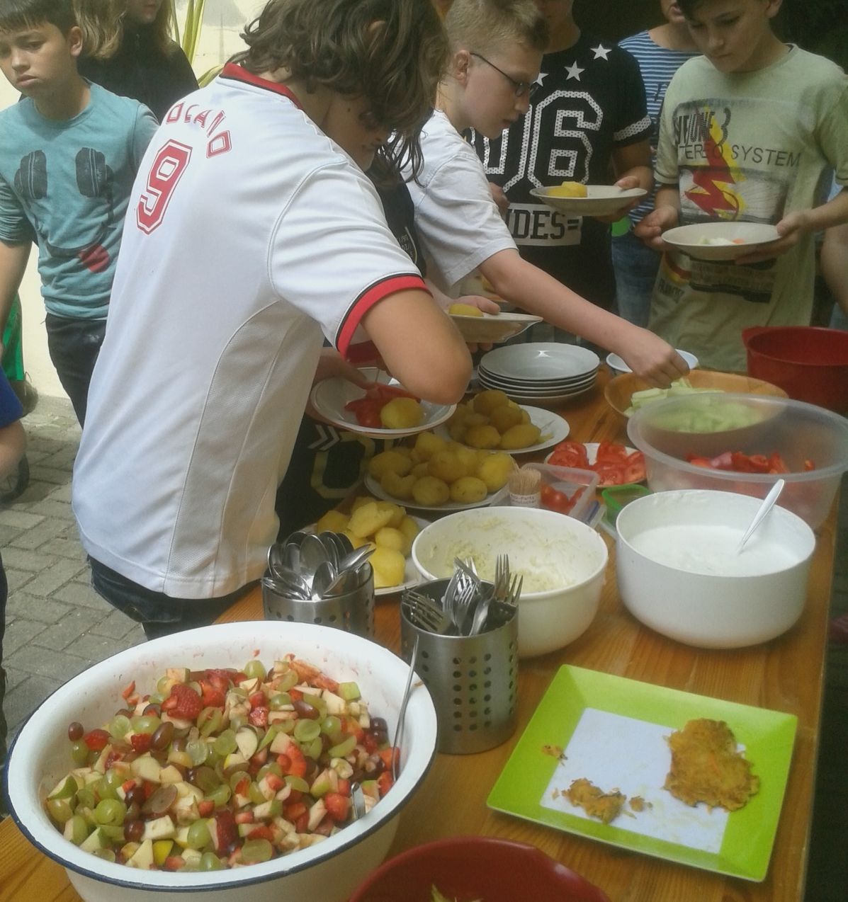 Kinder nehmen sich Essen an einem Buffet