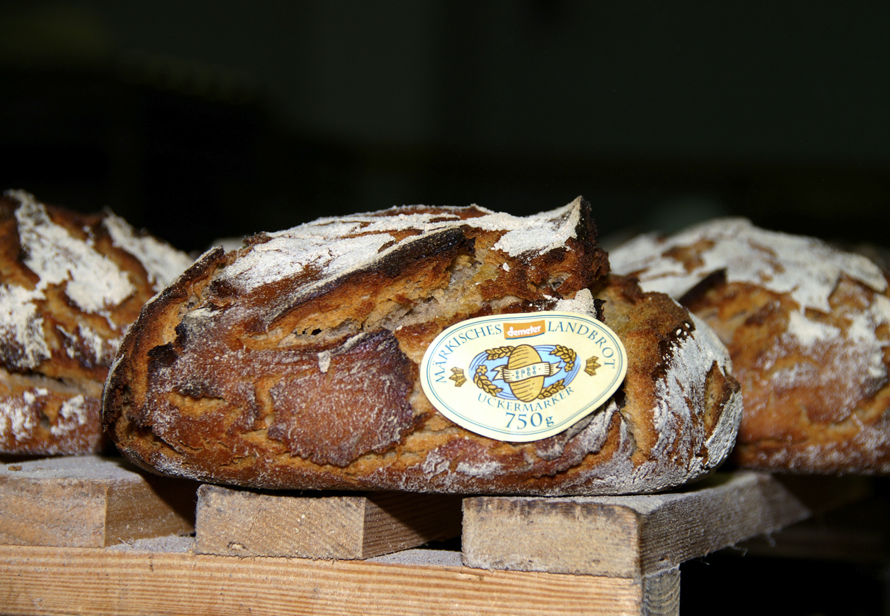 Nahaufnahme eines Laibs Brot der Frima Maerkisches Landbrot